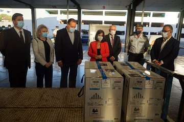 La ministra Darias presencia en Gando (Telde) la llegada de 43.000 vacunas de Pfizer-BioNTech/Acfi Press.